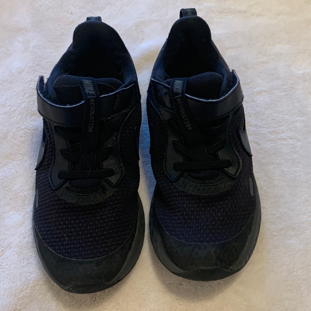 Kids All black nike shoes. Size 1Y